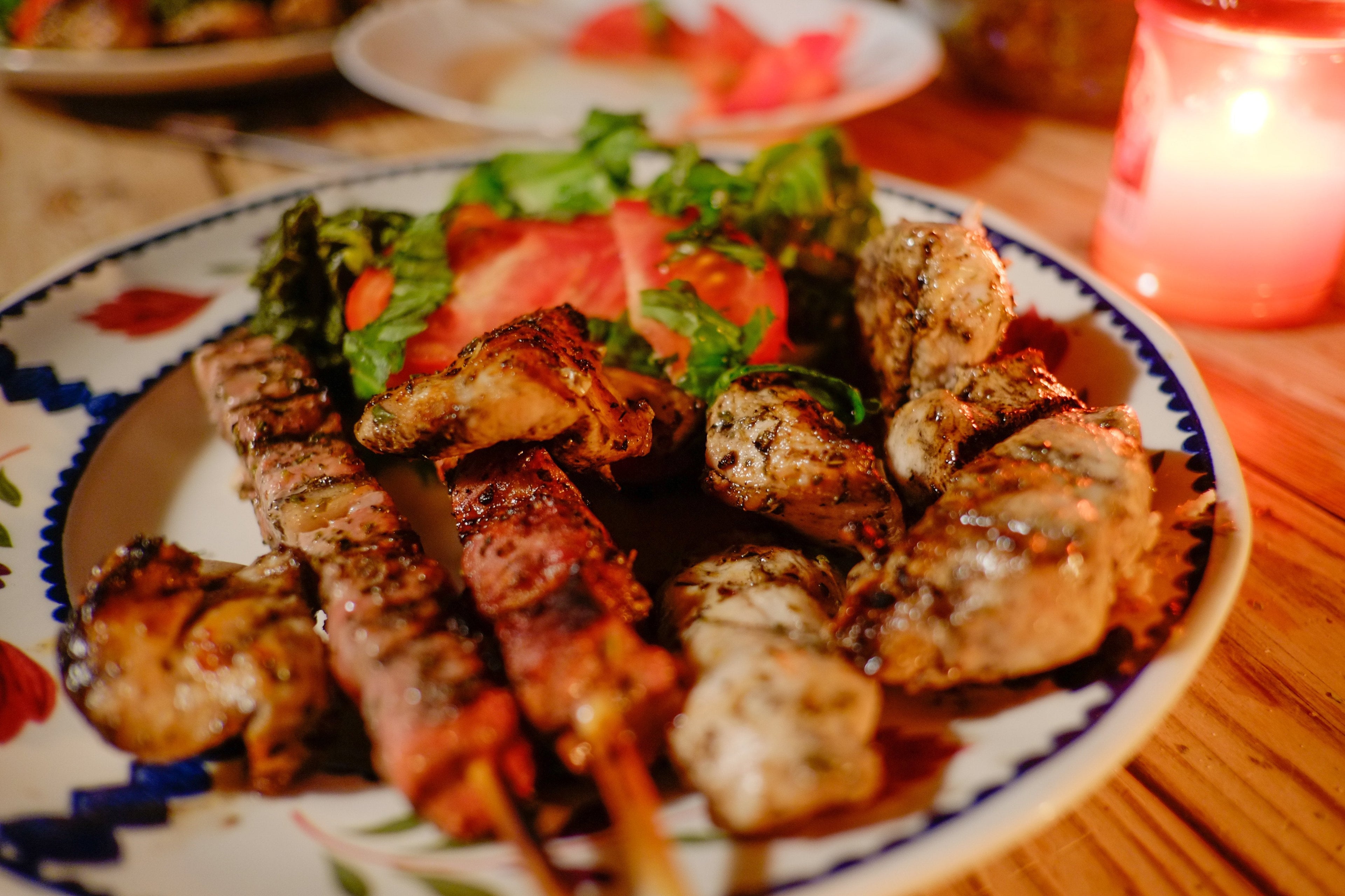 Σουβλάκι Καλαμάκι: Το Απόλυτο Street Food της Ελλάδας και η Τέχνη του Ψησίματος